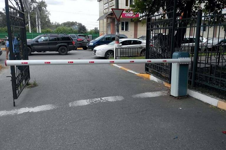 Шлагбаум во дворе. Шлагбаум во дворе.