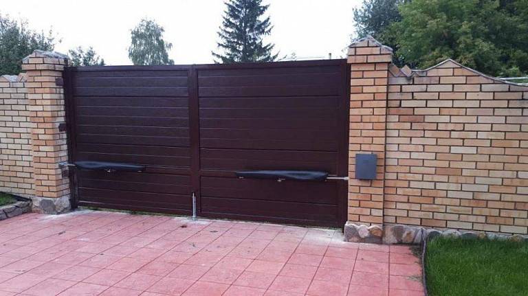 Распашные ворота алютех. Распашные ворота ALUTECH. Распашные ворота Алютех Prestige. Распашные ворота Алютех антрацит. Ворота распашные автоматические ALUTECH.